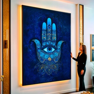 Quadro Mão de Fatima visto de frente, exibindo sua moldura e sua arte.