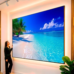 Quadro Mar Azul visto de frente, exibindo sua moldura e sua arte.