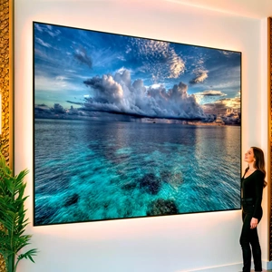Quadro Mar Azul Sob o Céu de Tempestade visto de frente, exibindo sua moldura e sua arte.