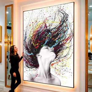 Quadro Mulher Abstrata das Cores em Explosão visto de frente, exibindo sua moldura e sua arte.