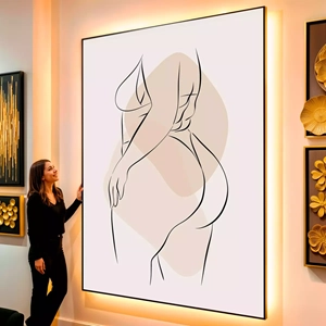 Quadro Mulher Abstrata em Contornos Suaves e Elegantes visto de frente, exibindo sua moldura e sua arte.