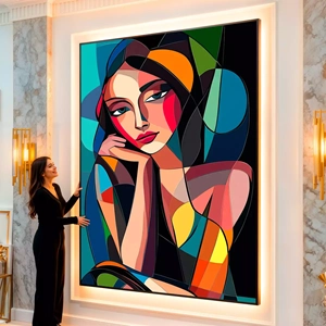 Quadro Mulher Abstrata em Cores e Formas Vibrantes visto de frente, exibindo sua moldura e sua arte.