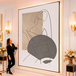 Quadro Mulher Abstrata em Linhas e Formas Orgânicas visto de frente, exibindo sua moldura e sua arte.