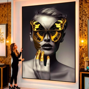 Quadro Mulher com Borboleta visto de frente, exibindo sua moldura e sua arte.