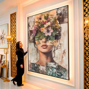 Quadro Mulher com Flores e Olhar de Primavera visto de frente, exibindo sua moldura e sua arte.