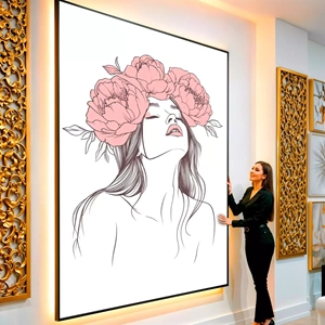 Quadro Mulher com Flores e Sussurros de Pétalas visto de frente, exibindo sua moldura e sua arte.