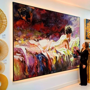 Quadro Mulher Deitada visto de frente, exibindo sua moldura e sua arte.