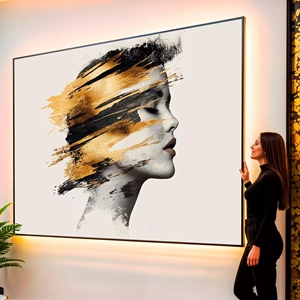 Quadro Mulher Dourada na Sinfonia das Cores visto de frente, exibindo sua moldura e sua arte.