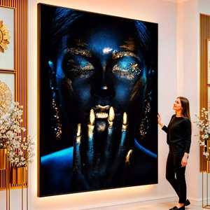 Quadro Mulher Dourada no Brilho da Noite visto de frente, exibindo sua moldura e sua arte.