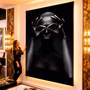 Quadro Mulher Negra com Olhos de Ouro Radiante visto de frente, exibindo sua moldura e sua arte.