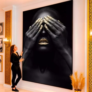 Quadro Mulher Negra com Toque de Ouro visto de frente, exibindo sua moldura e sua arte.