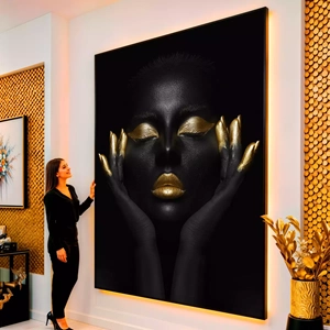Quadro Mulher Negra Dourada Beleza Reluzente e Misteriosa visto de frente, exibindo sua moldura e sua arte.