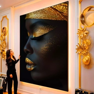 Quadro Mulher Negra Dourada Brilho de Estrelas Eternas visto de frente, exibindo sua moldura e sua arte.
