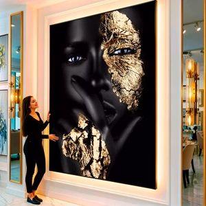 Quadro Mulher Negra Dourada em Fragmentos de Expressão Majestosa visto de frente, exibindo sua moldura e sua arte.