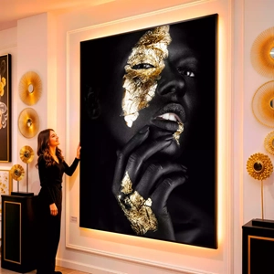 Quadro Mulher Negra Dourada em Reflexos de Majestade visto de frente, exibindo sua moldura e sua arte.