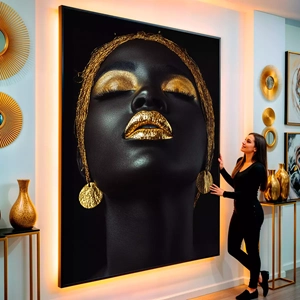 Quadro Mulher Negra Dourada em Silêncio Radiante visto de frente, exibindo sua moldura e sua arte.
