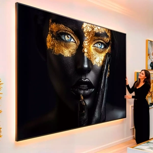 Quadro Mulher Negra Dourada Reflexos de Ouro Luminosos visto de frente, exibindo sua moldura e sua arte.