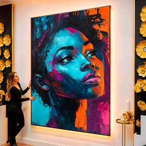 Quadro Mulher Negra em Reflexos de Luz e Cor visto de frente, exibindo sua moldura e sua arte.