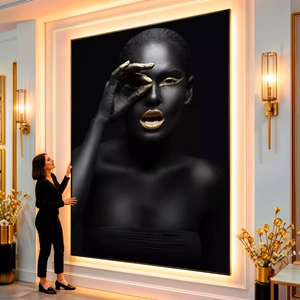 Quadro Mulher Negra Mistério e Brilho Dourado visto de frente, exibindo sua moldura e sua arte.