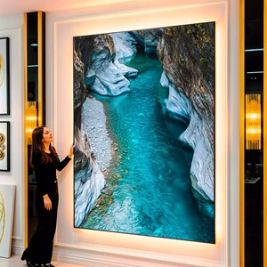 Quadro Natureza Esculpida em Águas Turquesa Profundas visto de frente, exibindo sua moldura e sua arte.