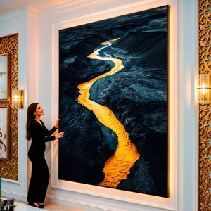 Quadro Natureza Fluindo em Ouro e Sombra visto de frente, exibindo sua moldura e sua arte.