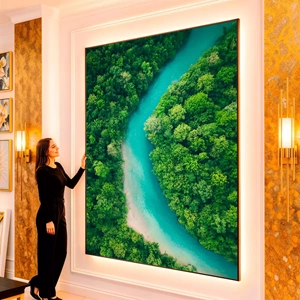 Quadro Natureza Intocada do Rio Serpenteando em Verde visto de frente, exibindo sua moldura e sua arte.