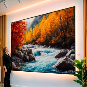 Quadro Natureza Viva das Águas em Outono Dourado visto de frente, exibindo sua moldura e sua arte.