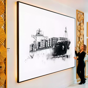 Quadro Navio Cargueiro em Desenho visto de frente, exibindo sua moldura e sua arte.