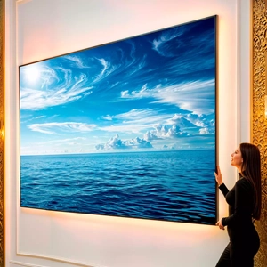 Quadro Oceano Sereno Sob o Céu Infinito visto de frente, exibindo sua moldura e sua arte.