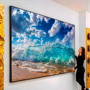 Quadro Ondas do Mar Brilhando em Verde Místico visto de frente, exibindo sua moldura e sua arte.