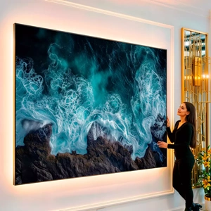 Quadro Ondas do Mar Envolvendo as Rochas visto de frente, exibindo sua moldura e sua arte.