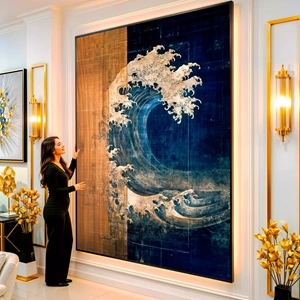 Quadro Ondas Revoltas do Mar Japonês visto de frente, exibindo sua moldura e sua arte.