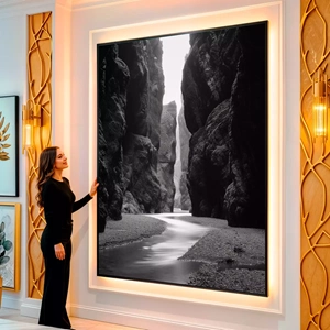 Quadro Paisagem de Penhascos e Rio Sereno Escarpado visto de frente, exibindo sua moldura e sua arte.