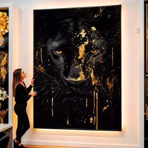 Quadro Pantera Negra de Ouro visto de frente, exibindo sua moldura e sua arte.