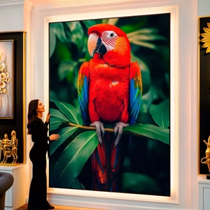 Quadro Papagaio visto de frente, exibindo sua moldura e sua arte.