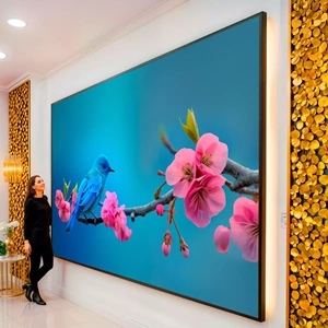 Quadro Pássaro Azul com Flores visto de frente, exibindo sua moldura e sua arte.