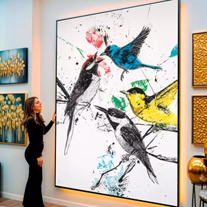 Quadro Pássaros Alegres Abstratos visto de frente, exibindo sua moldura e sua arte.