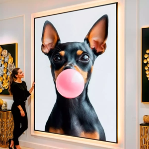 Quadro Pinscher Mascando Chiclete visto de frente, exibindo sua moldura e sua arte.