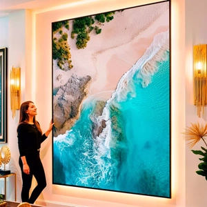Quadro Praia das Ondas Celestes visto de frente, exibindo sua moldura e sua arte.