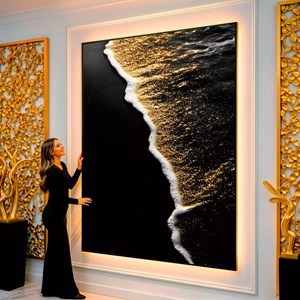 Quadro Praia das Ondas de Ouro visto de frente, exibindo sua moldura e sua arte.