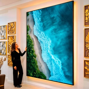 Quadro Praia das Ondas e Florestas Eternas visto de frente, exibindo sua moldura e sua arte.