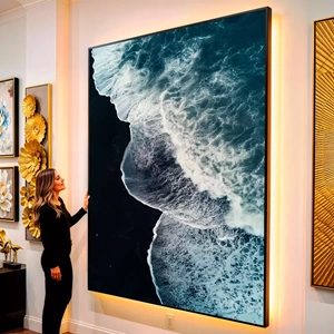 Quadro Praia de Areia Negra e Ondas Azuis visto de frente, exibindo sua moldura e sua arte.