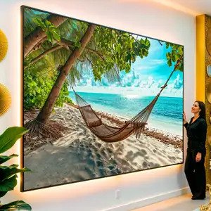 Quadro Praia de Refúgio Exuberante visto de frente, exibindo sua moldura e sua arte.
