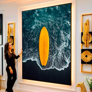 Quadro Prancha de Surf nas Ondas da Praia visto de frente, exibindo sua moldura e sua arte.