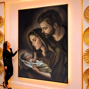 Quadro Sagrada Família em Amor e Luz visto de frente, exibindo sua moldura e sua arte.