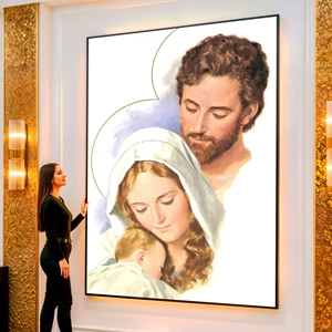 Quadro Sagrada Família em Amor Puro e Divino visto de frente, exibindo sua moldura e sua arte.