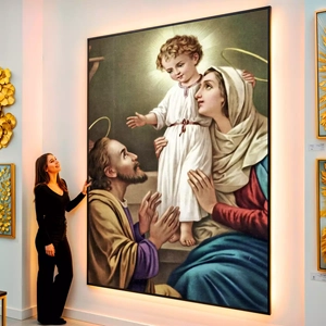 Quadro Sagrada Família em Glória Eterna visto de frente, exibindo sua moldura e sua arte.