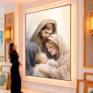 Quadro Sagrada Família Envolta em Amor e Serenidade visto de frente, exibindo sua moldura e sua arte.