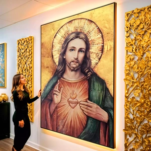 Quadro Sagrado Coração de Jesus visto de frente, exibindo sua moldura e sua arte.