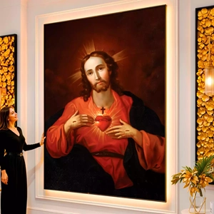 Quadro Sagrado Coração de Jesus visto de frente, exibindo sua moldura e sua arte.